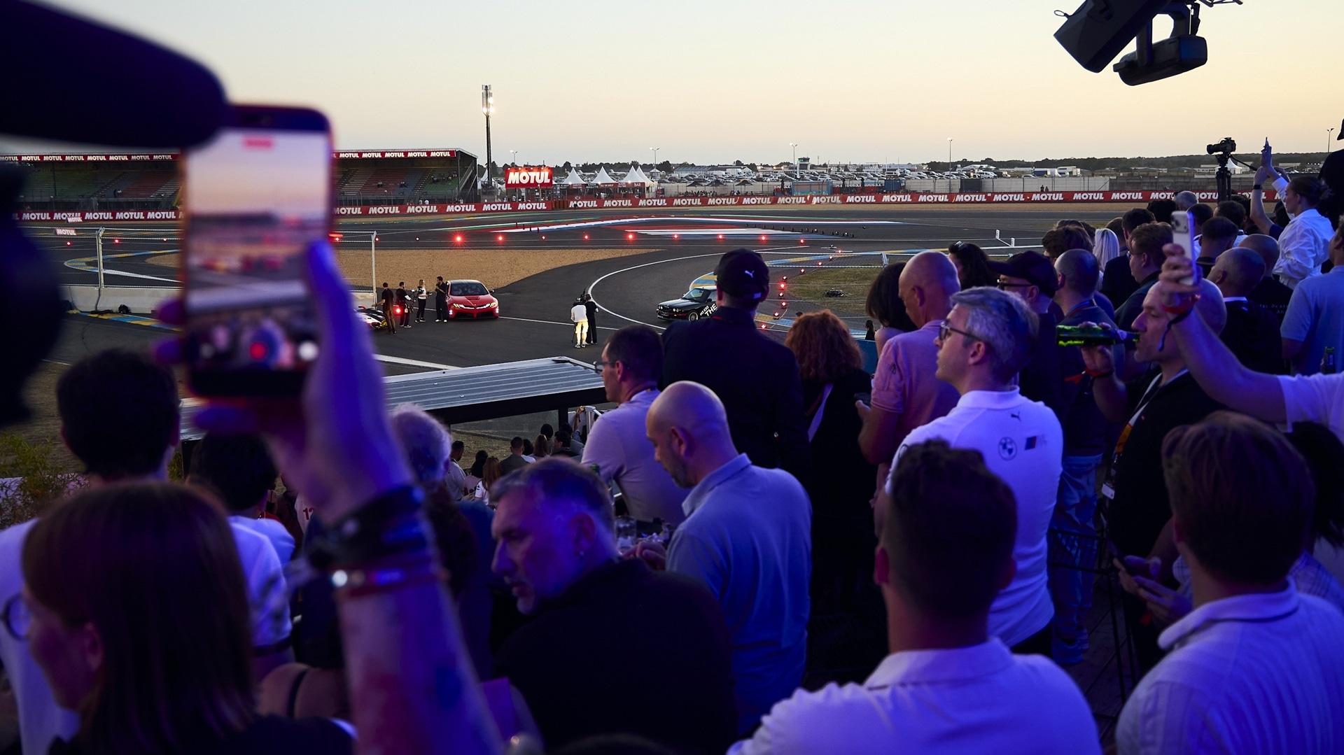 Weltpremiere des BMW M Concept Neue Klasse auf der Rennstrecke von Le Mans. 