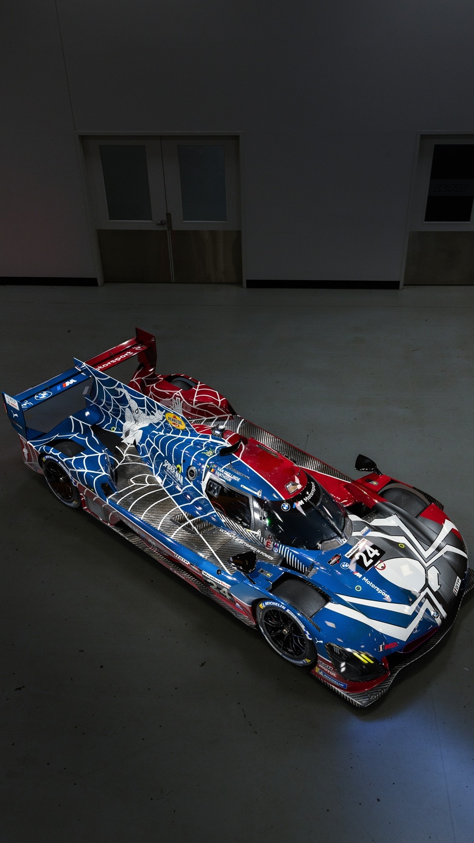 BMW M Hybrid V8 in "Spider-Man-Livery". 