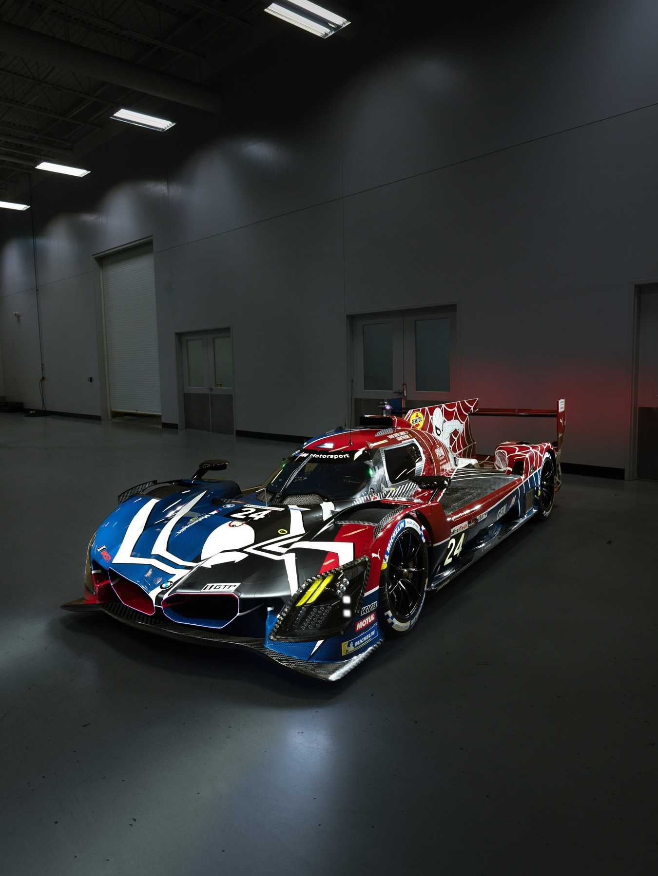 “Spider-Man-Livery“in M colours red and blue. 