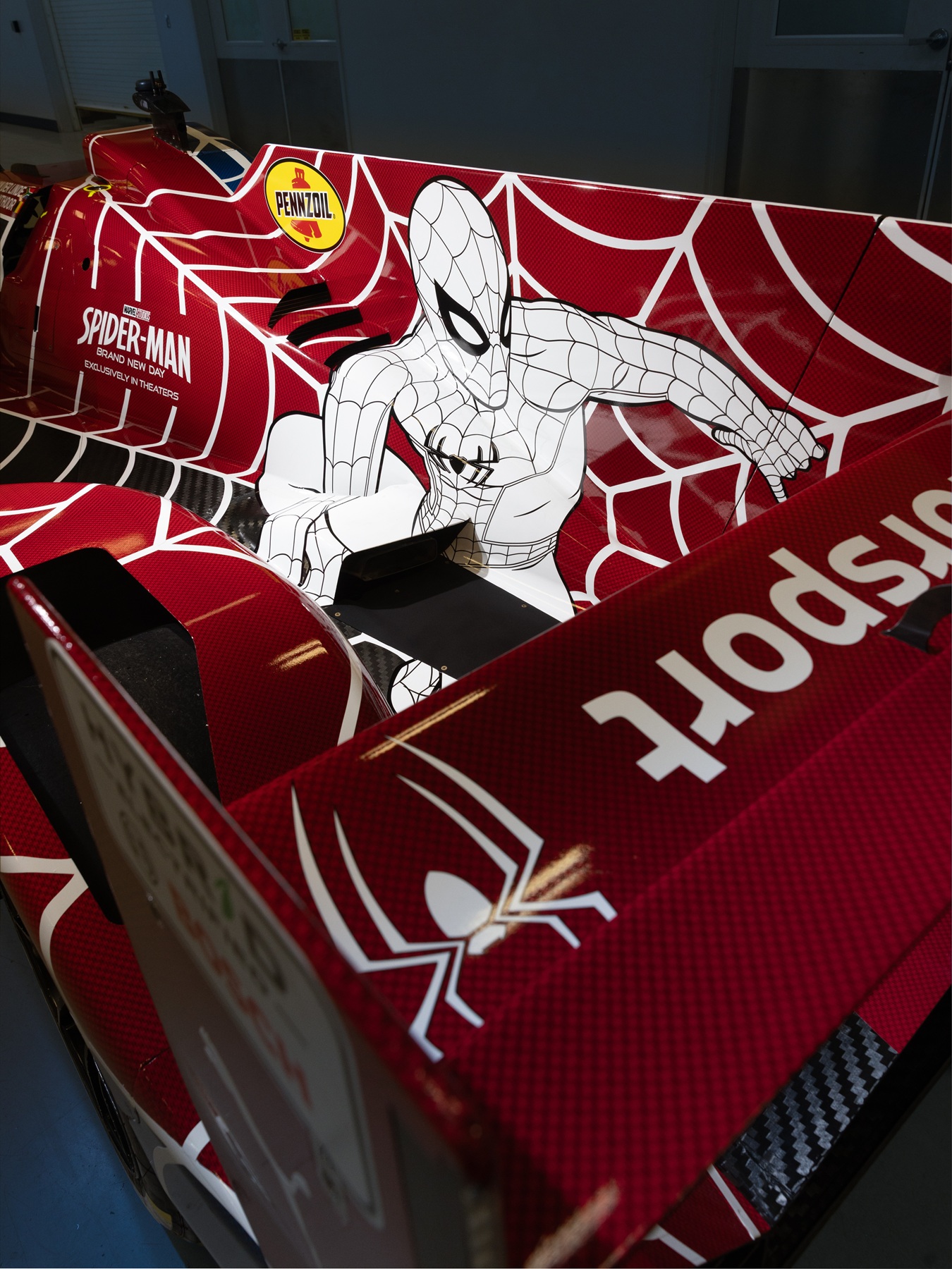 “Spider-Man-Livery“ in red on the central fin element of the BMW M Hybrid V8.