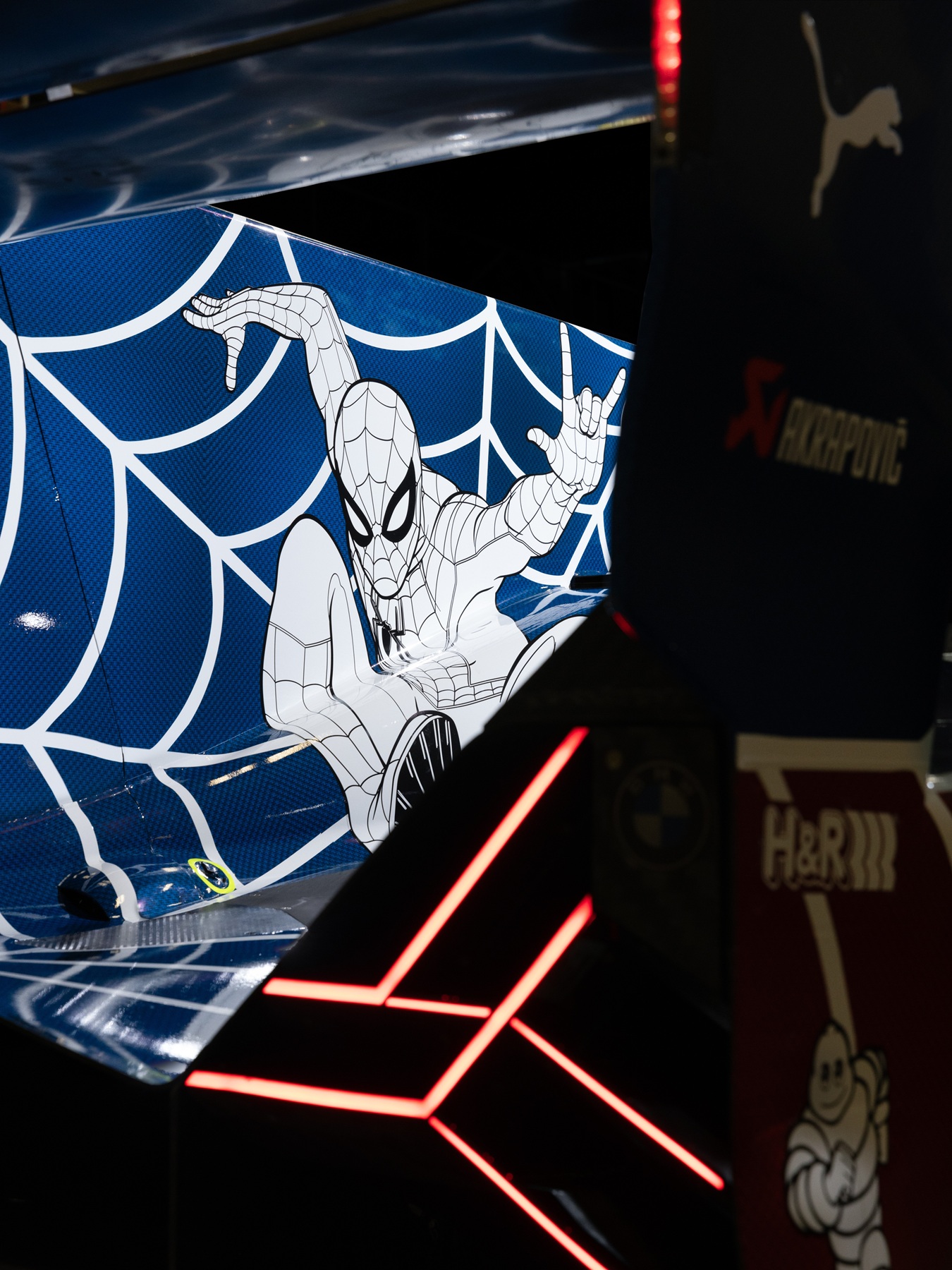 “Spider-Man-Livery“ in blue on the central fin element of the BMW M Hybrid V8.