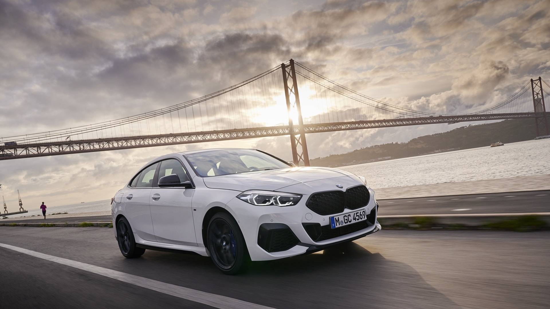 Fusion of everyday practicality and performance in the compact segment. 