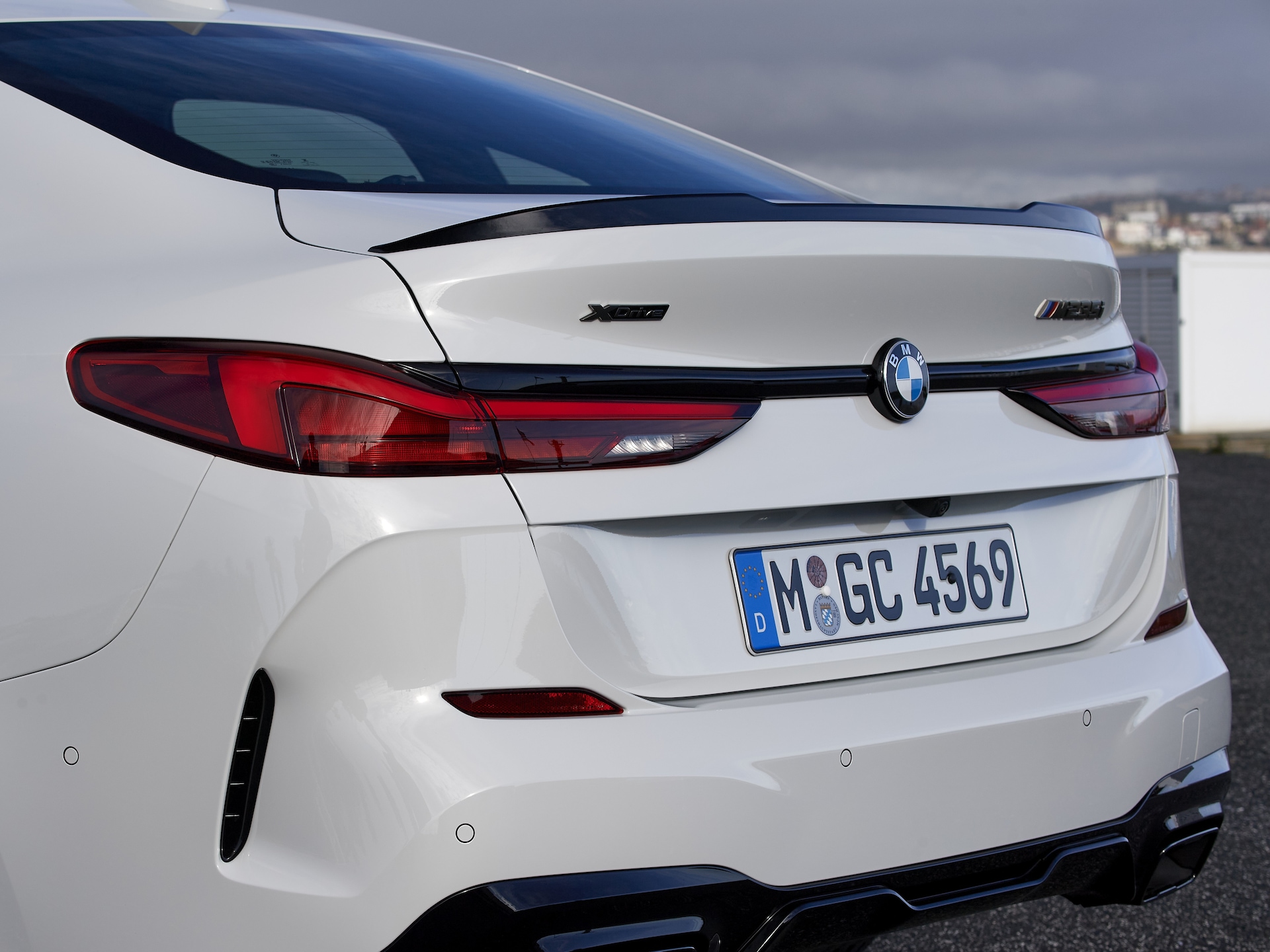 Newly designed LED rear lights in “L” shape.