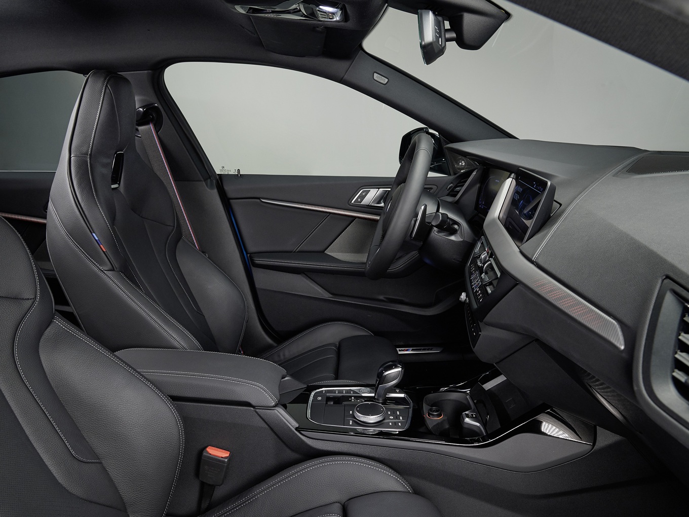 Interior: the fusion of elegance and sportiness 
