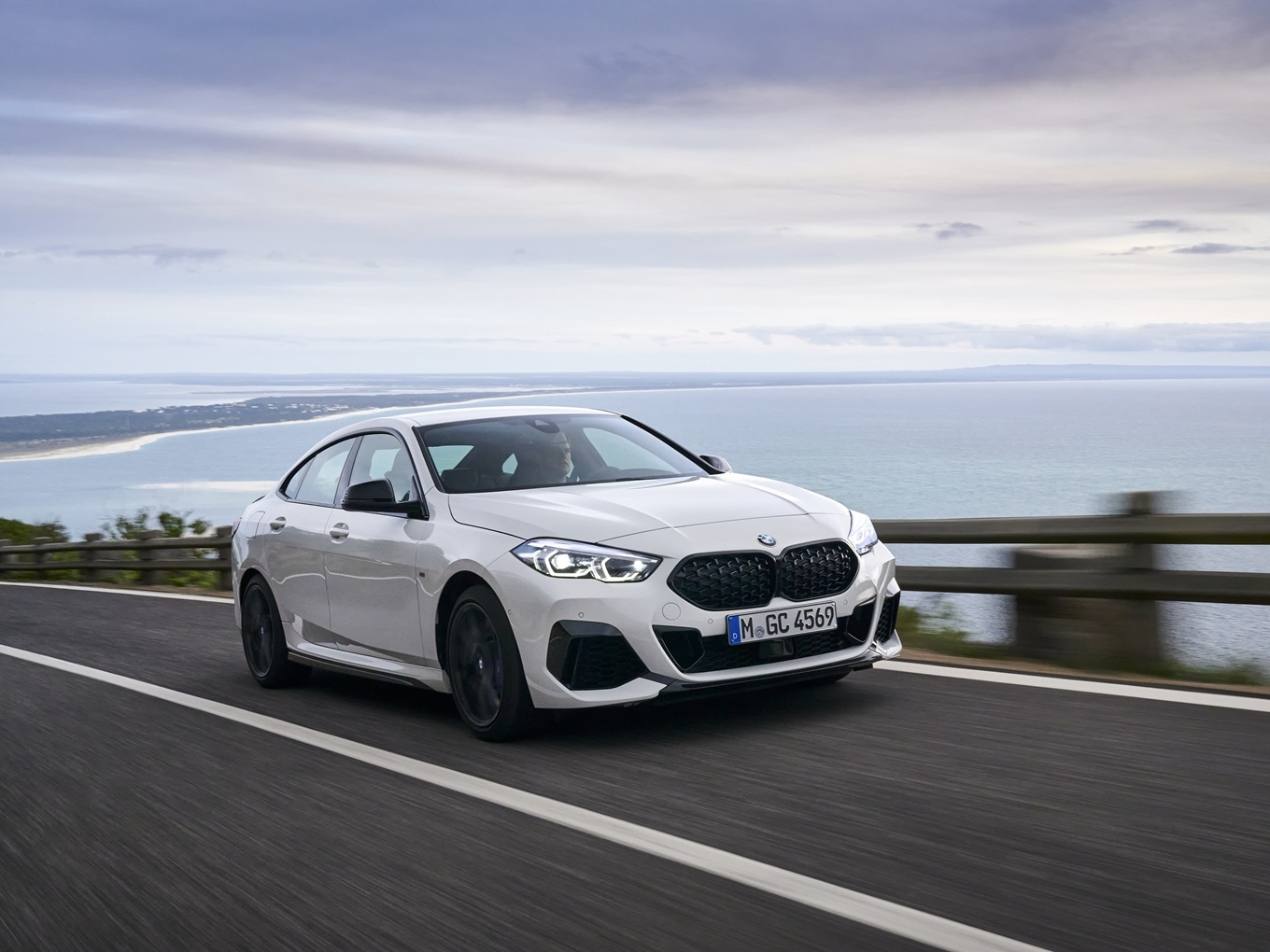 Das BMW M235i xDrive Gran Coupé F44 mit M Performance Parts fährt auf einer Küstenstraße. 