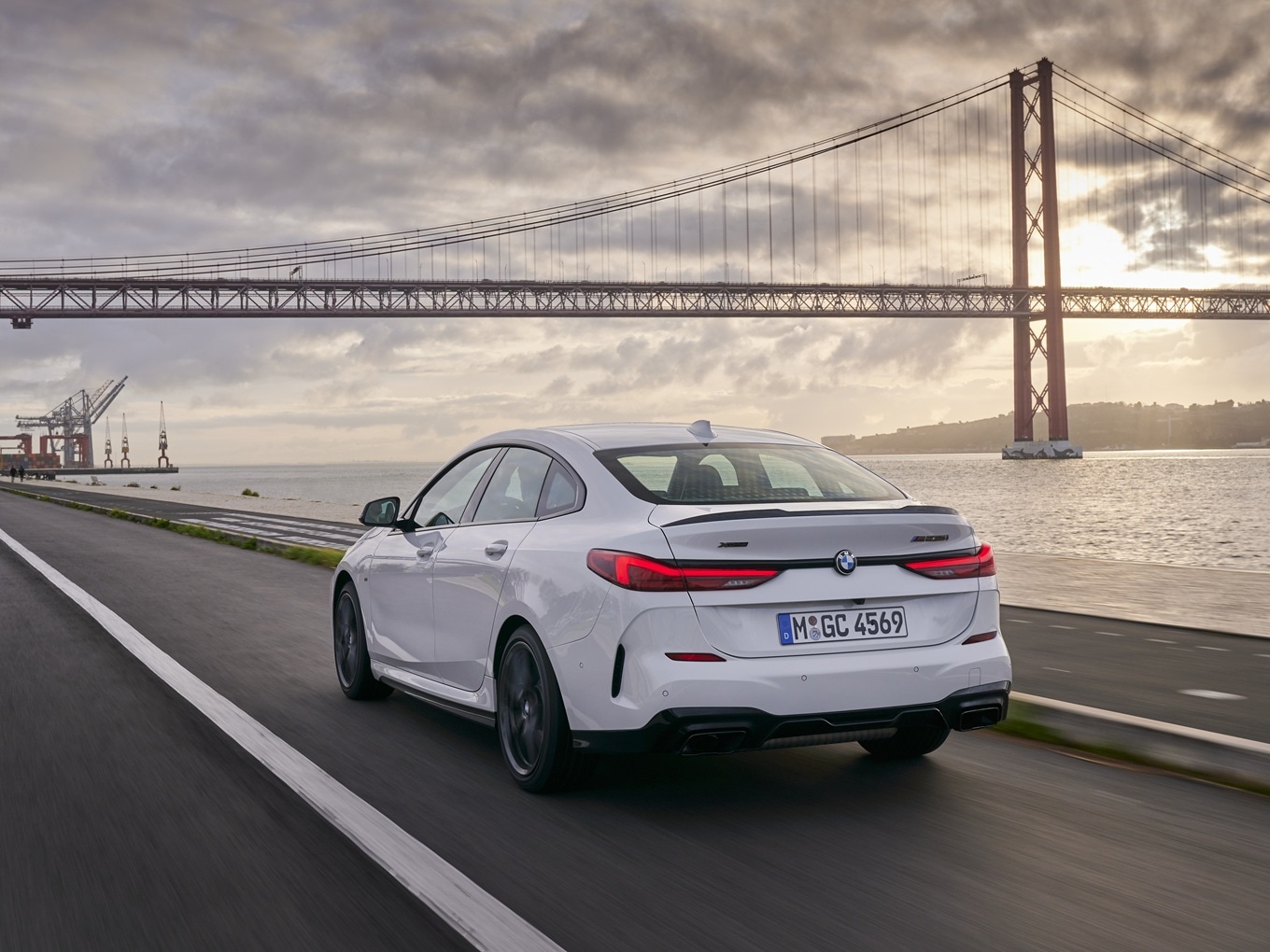 Das BMW M235i xDrive Gran Coupé F44 mit M Performance Parts fährt entlang eines Flusses.