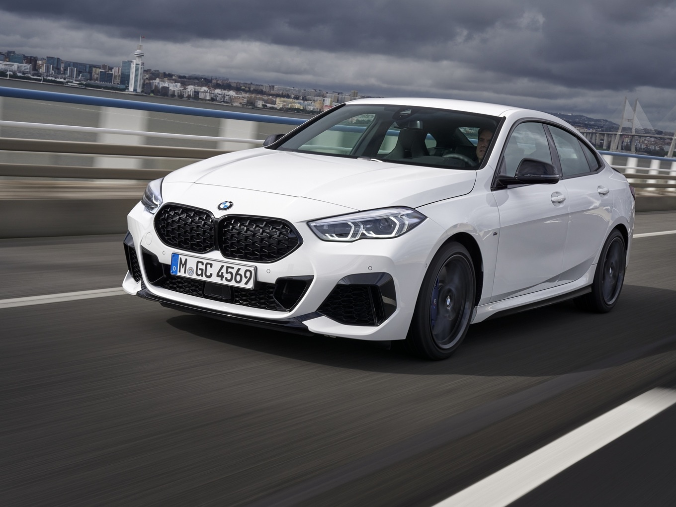 Das BMW M235i xDrive Gran Coupé F44 mit M Performance Parts fährt entlang eines Flusses.