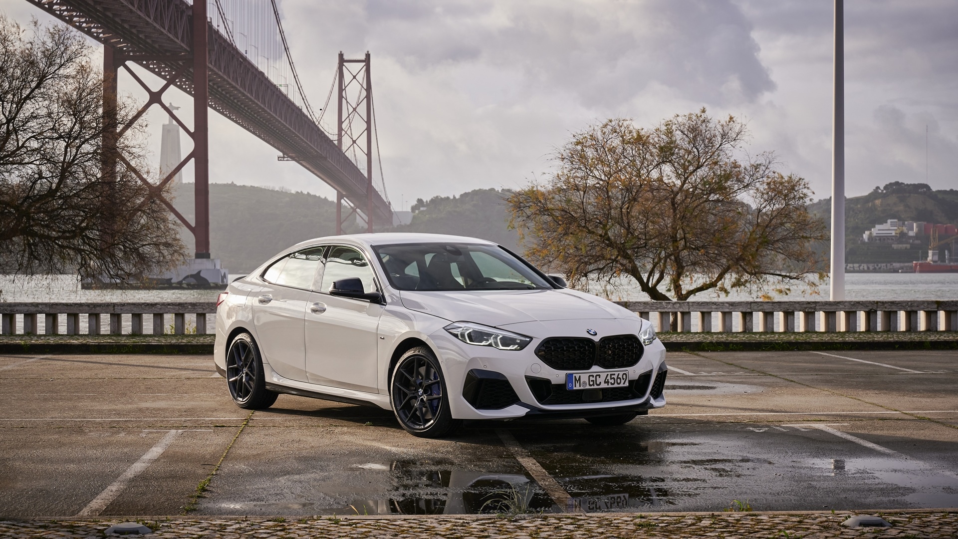 Das BMW M235i xDrive Gran Coupé F44 unter einer Brücke, ähnlich der Golden Gate Bridge. 