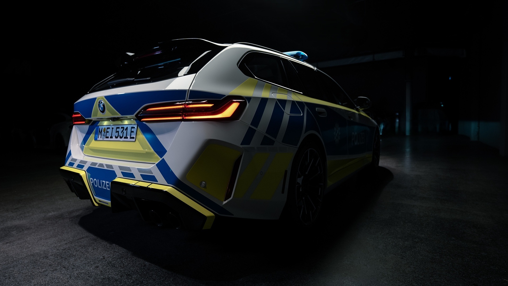 Heckansicht vom BMW M5 Touring Polizei-Einsatzfahrzeug.