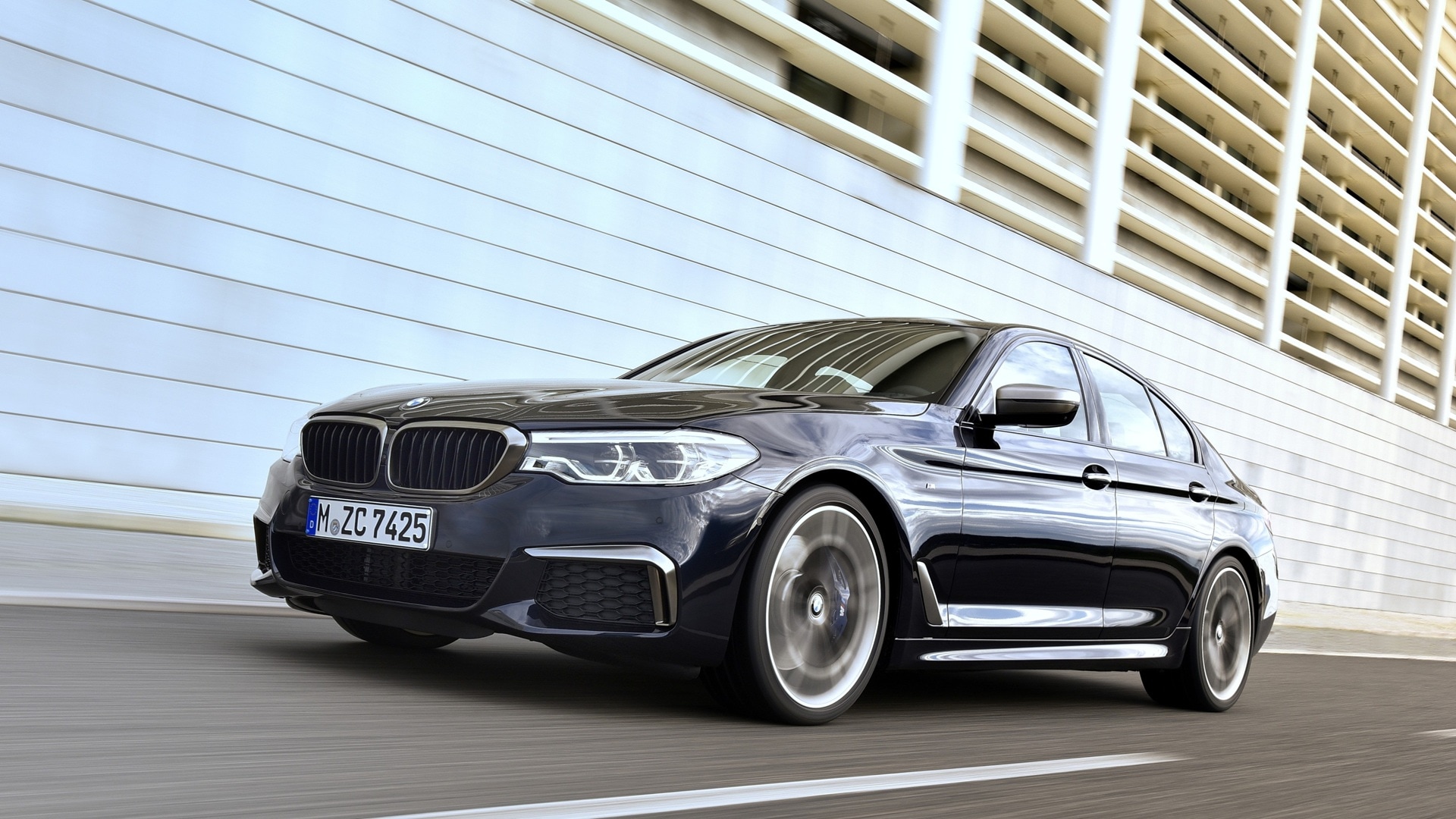 DIE M PERFORMANCE BUSINESS-LIMOUSINE. 