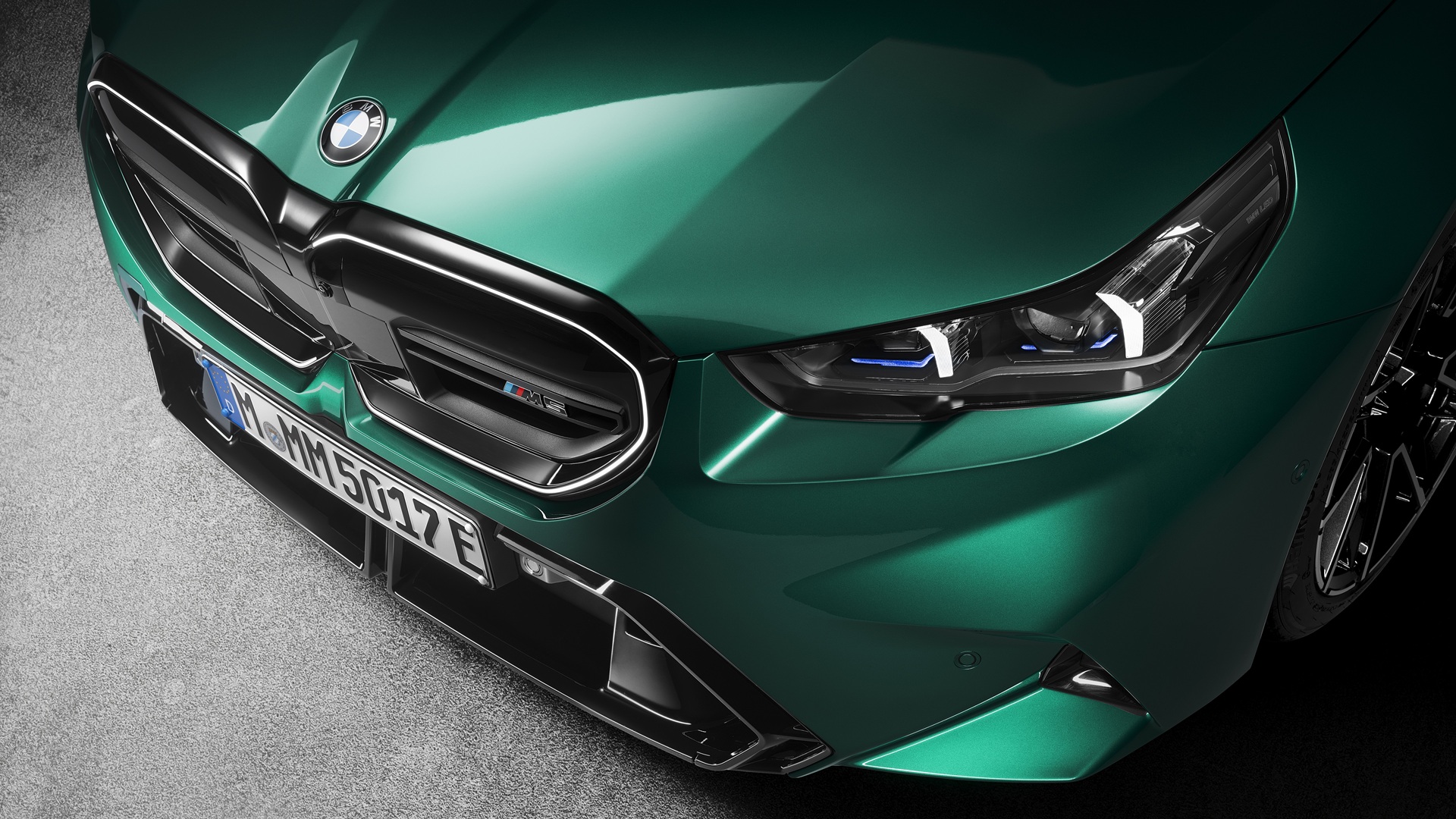 BMW M5 G90 aus dem Jahr 2024 mit geschlossener Niere und Sharknose.