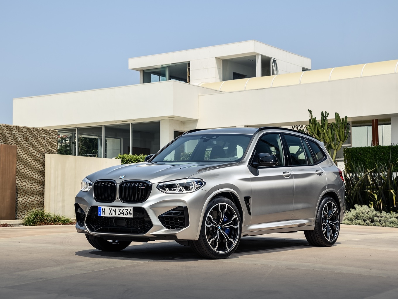 BMW X3 M Competition: 21-inch light alloy wheels, accents on BMW kidney grille, exterior mirror caps and M gills in High-gloss Black.