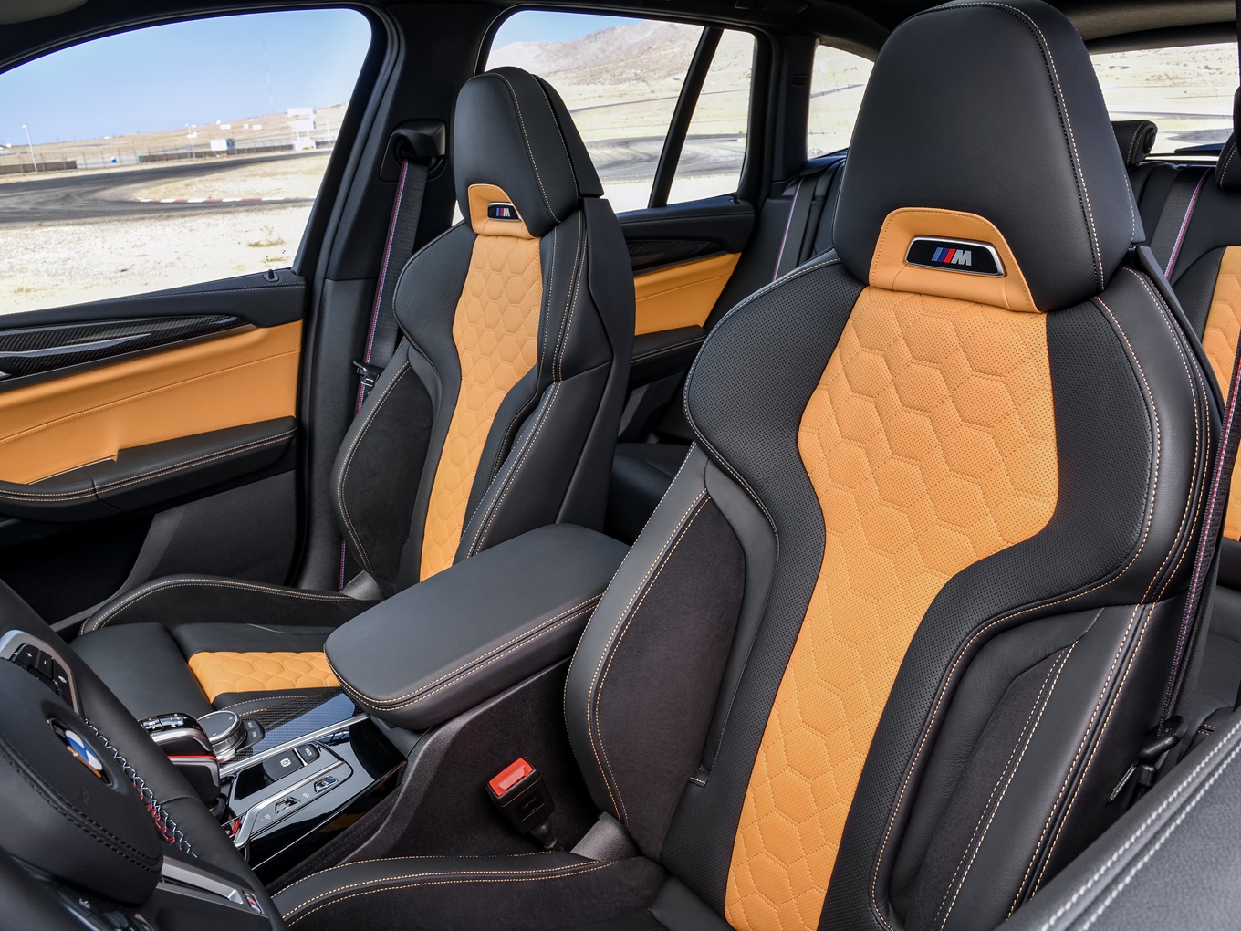 The passenger cabin of the BMW X3 M F97 with Sport seats. 