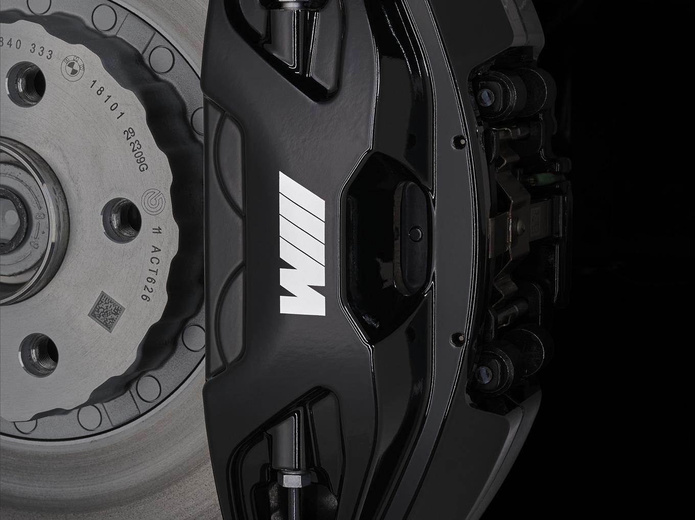 M Sport brakes in Black High-gloss with a monochrome M logo of the BMW X3 M50 xDrive with Black Package