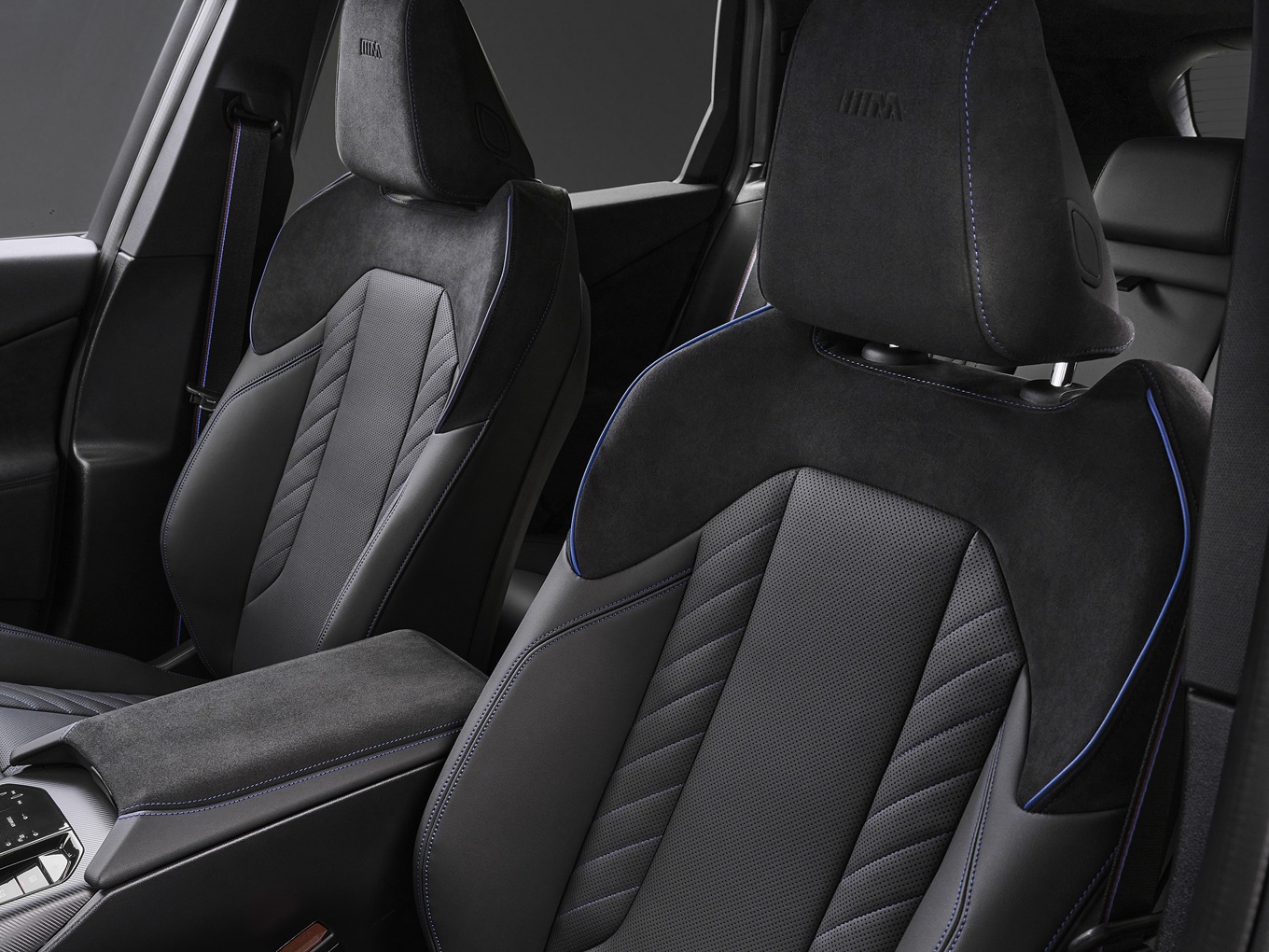Seats in the cockpit of the BMW X3 M50 xDrive with Black Package
