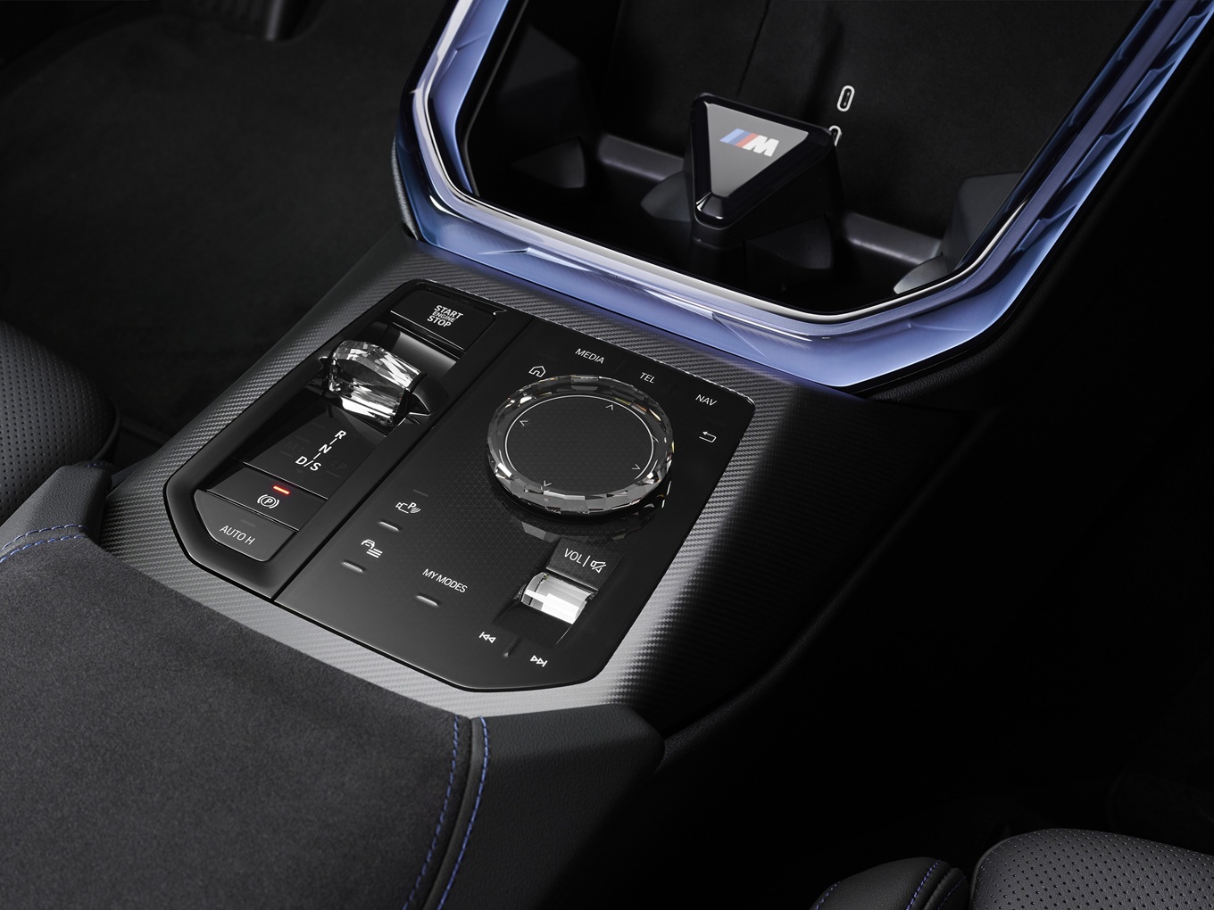 The interior of the BMW X3 M50 xDrive showing surfaces featuring a carbon look, Alcantara on the centre armrest and BMW Individual CraftedClarity glass application for the centre console.