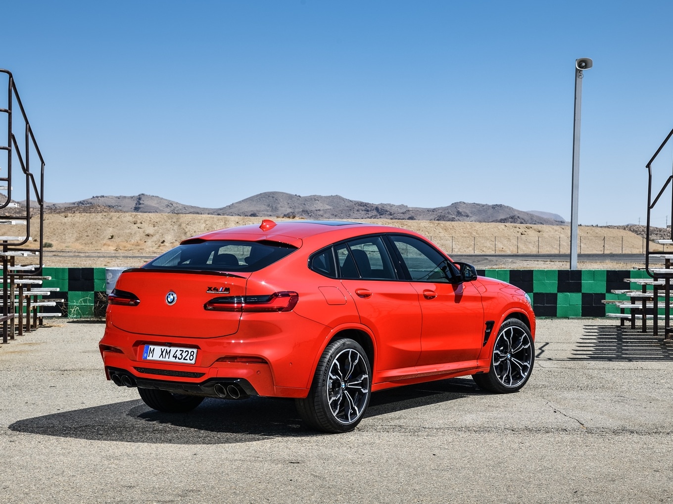 Rear view of the BMW X4 M Competition F98.