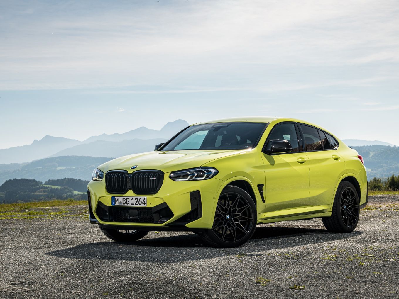 Larger kidney, flatter headlights, and a more expressive front apron on the BMW X4 M F98.