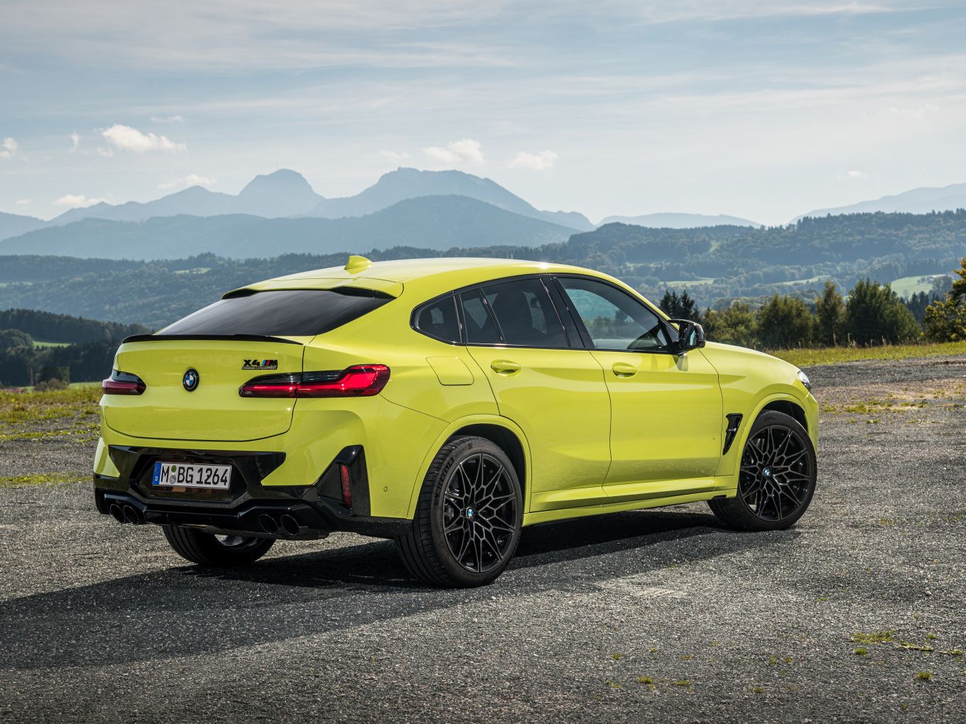 Rear view of the model update of the BMW X4 M F98.