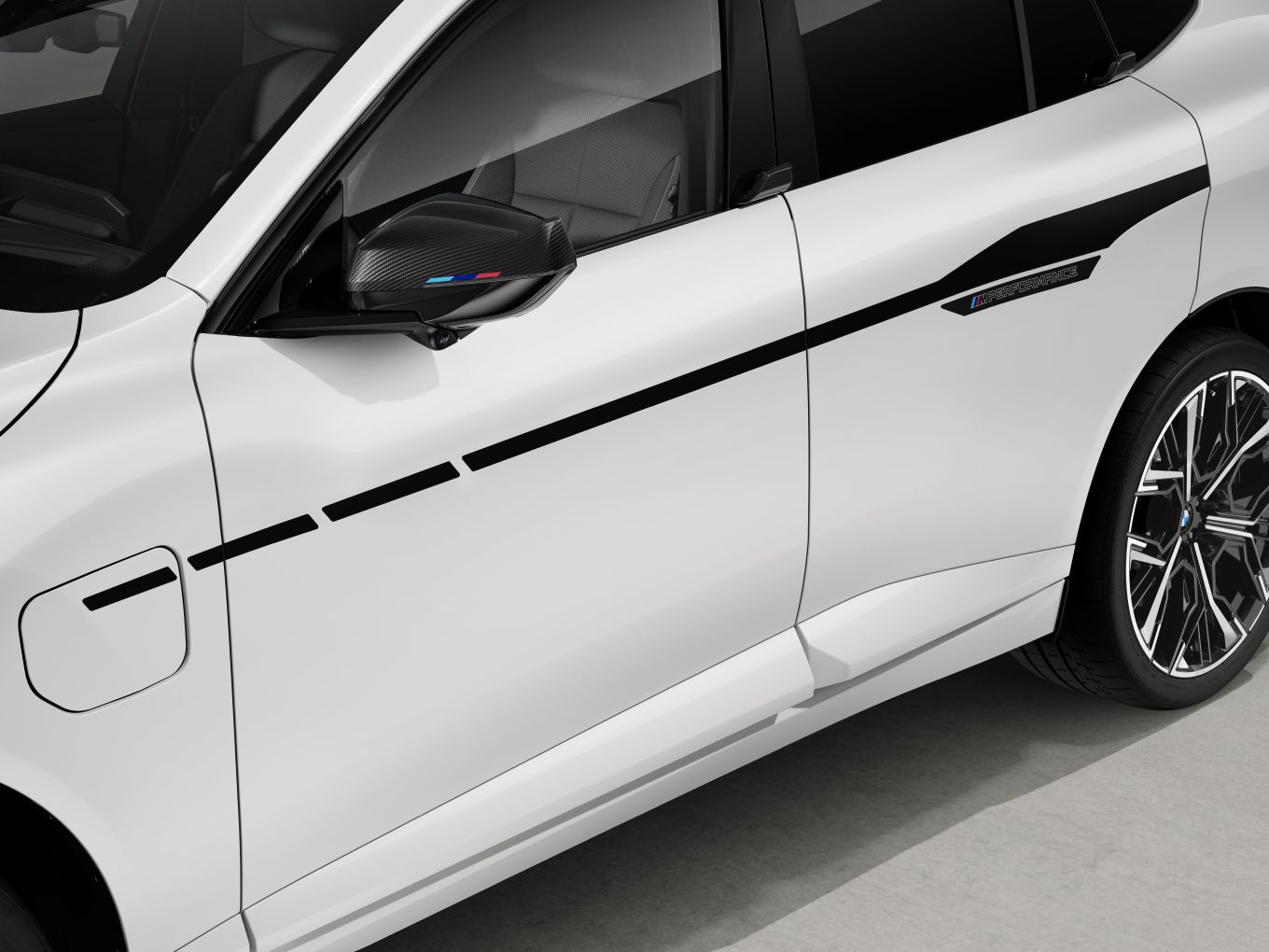Die M Perfomance Seitenfolierung in Frozen Black am BMW X5 G65.