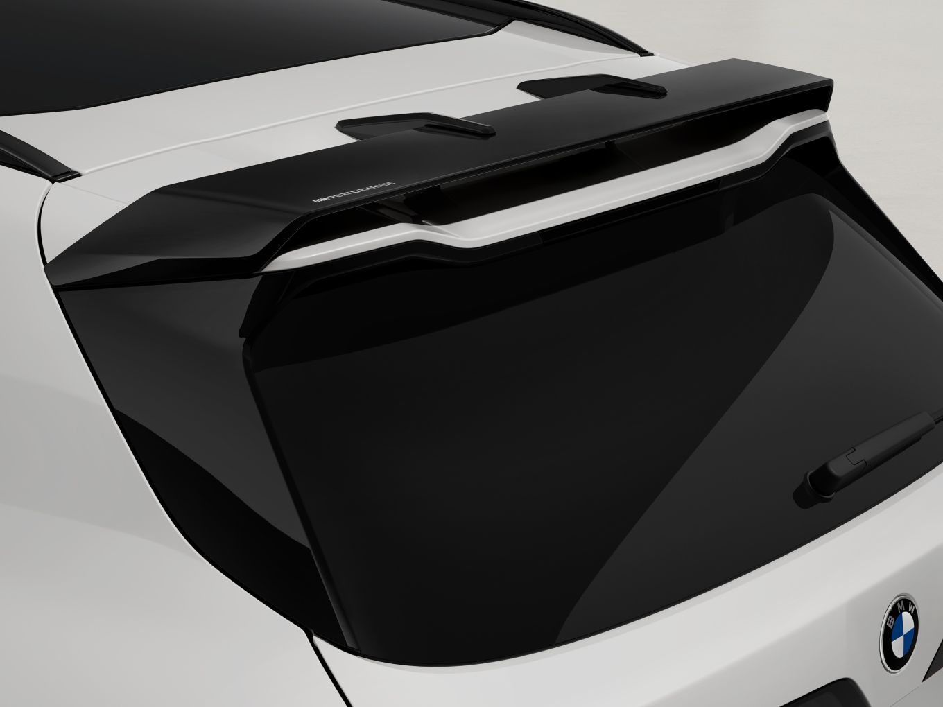 M Performance Dachkantenspoiler Schwarz hochglänzend am Heck des BMW X5 G65.