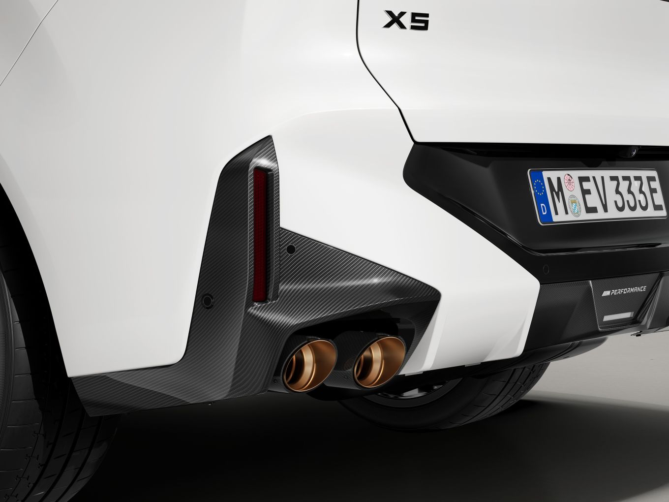 M Performance Heckschürze in Carbon und M Performance Endrohrblenden Goldbronze mit Carbon-Finish.