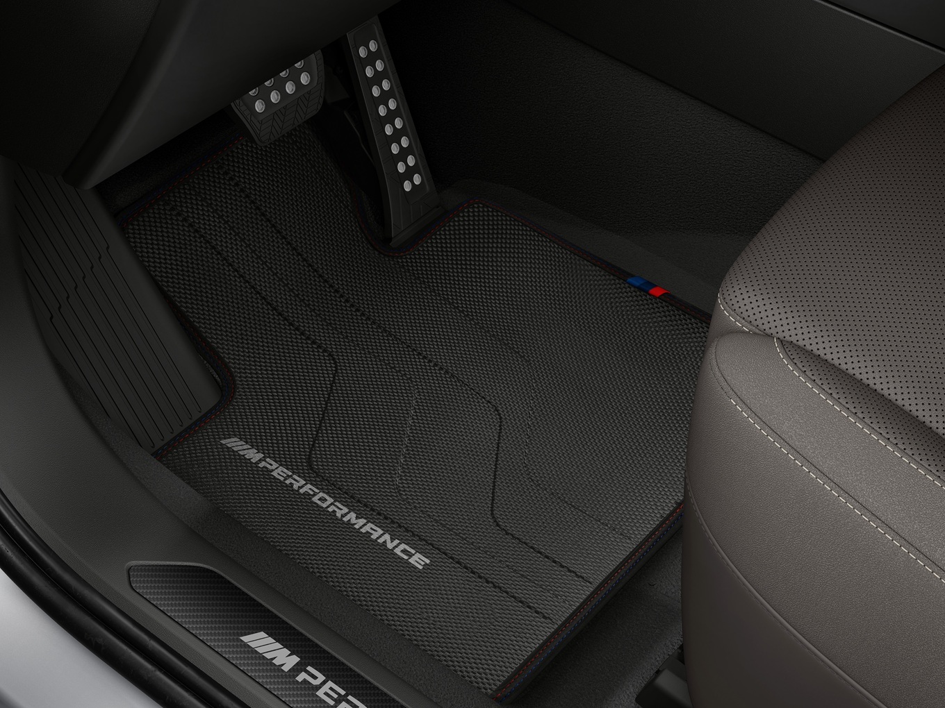 M Performance Fußmatten im Fußraum des BMW X5 G65.