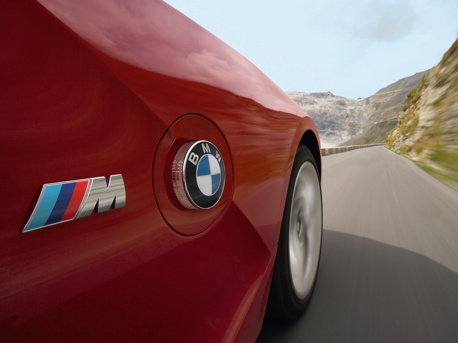 Karosseiriebereich des BMW Z4 M E85 mit aufgesetztem BMW M Badge und BMW Logo aus Metall. 
