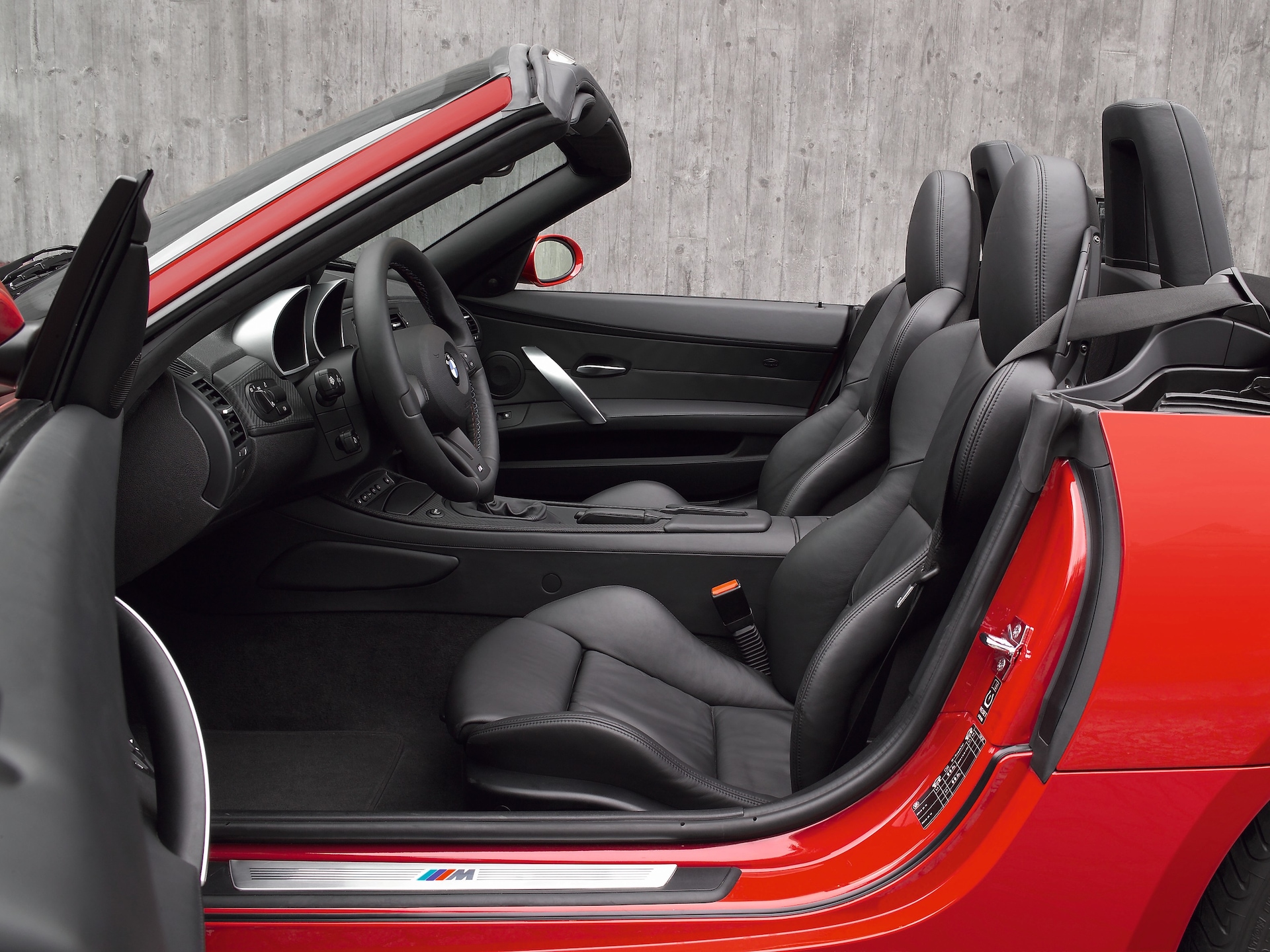 Fahrerkabine des BMW Z4 M E85 mit Ledersitzen.