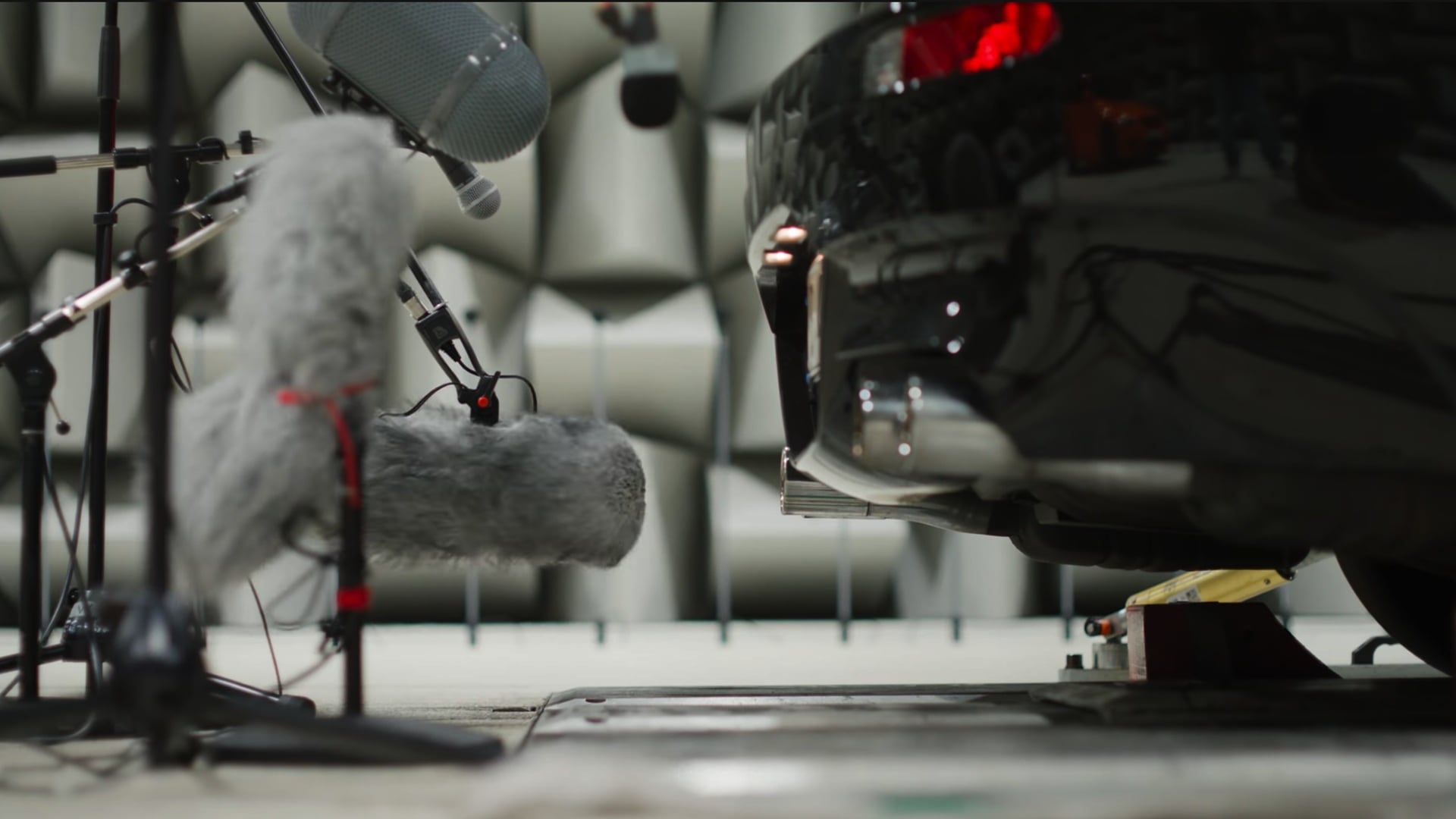 Numerous microphones positioned around an exhaust system of the BMW M6 Cabrio E64. 