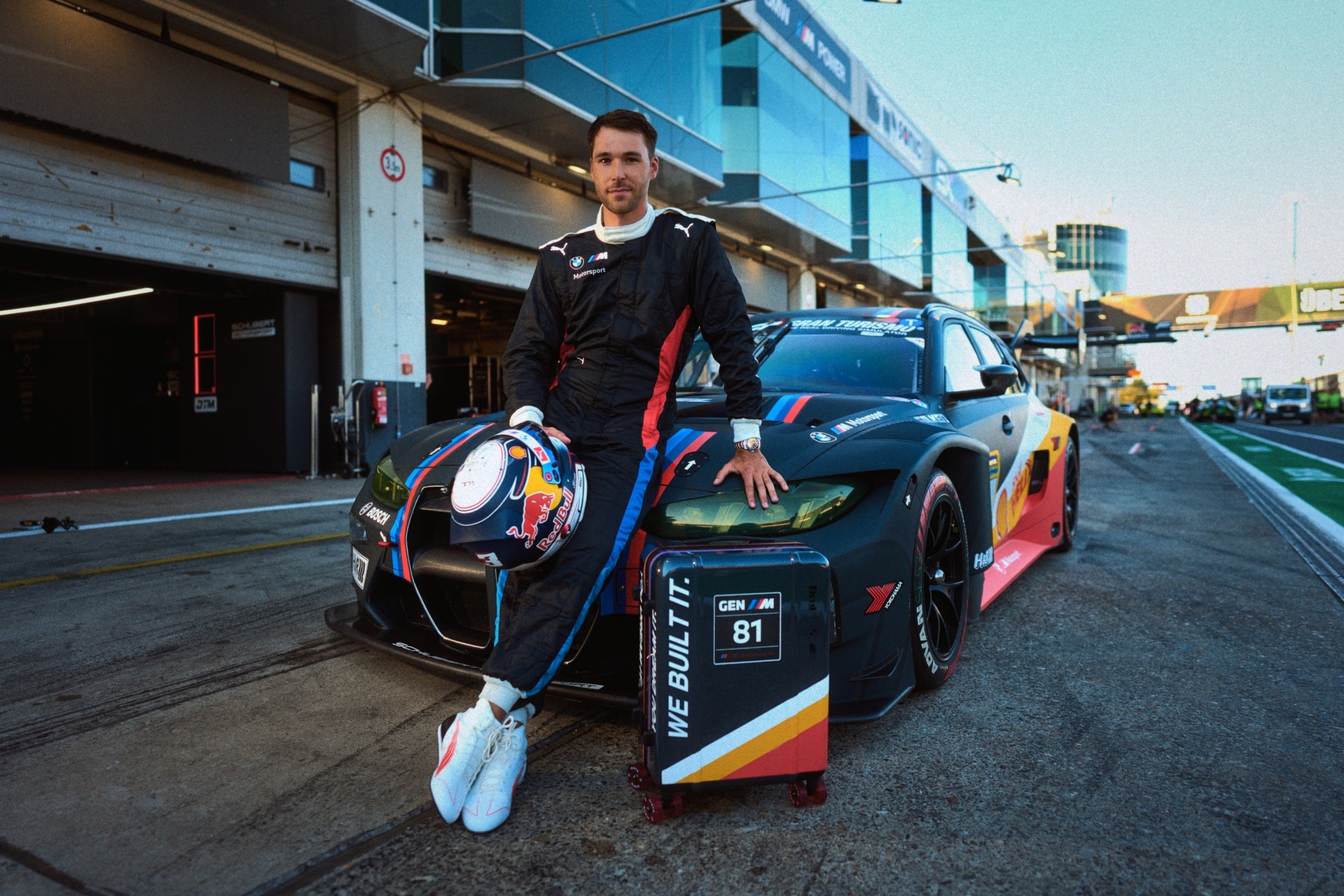 Kelvin van der Linde mit dem Floyd Cabin im Design des BMW M3 Touring 24H