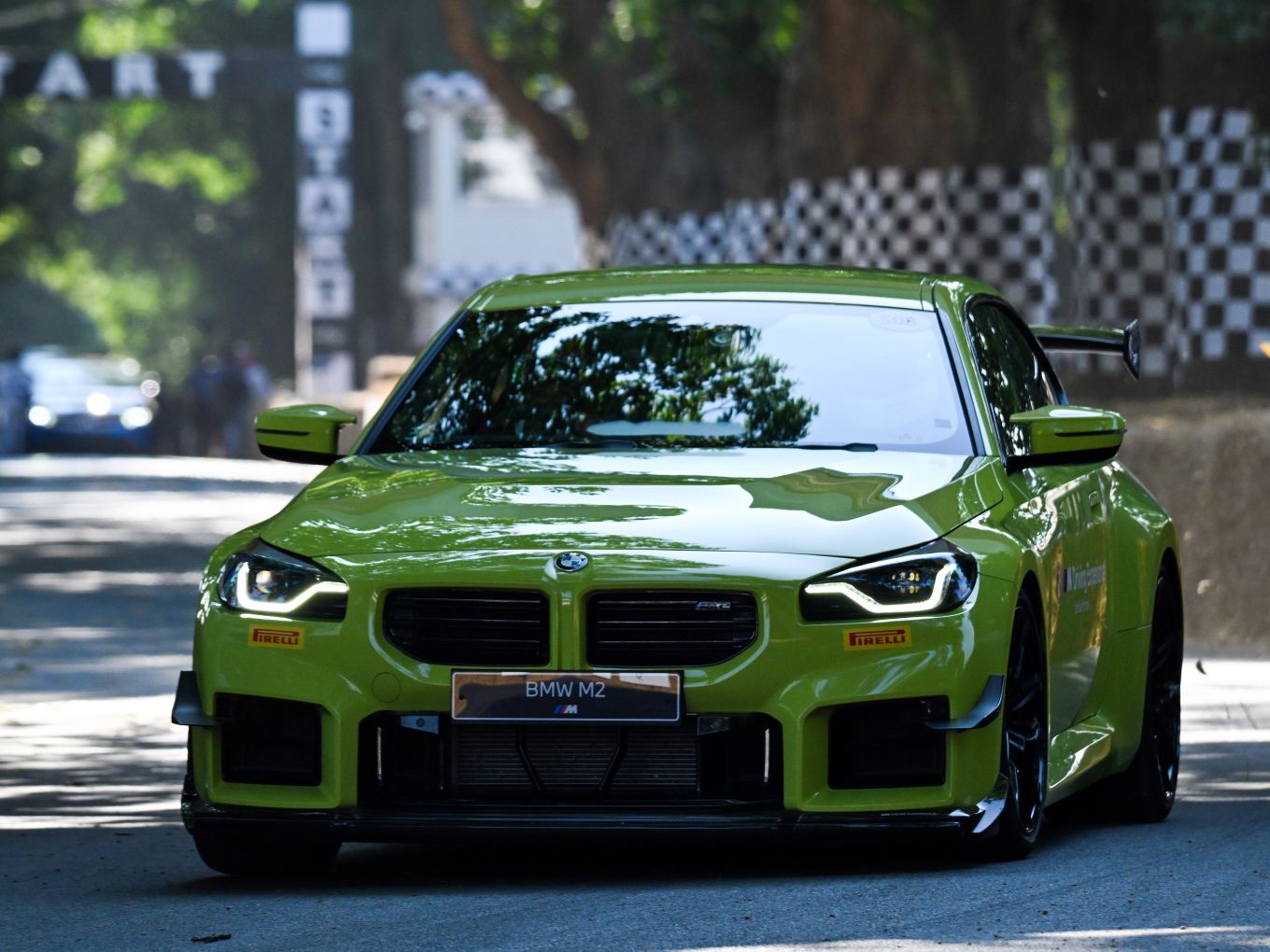 Der BMW M2 mit M Performance Track Kit sets off on the Hillclimb. 