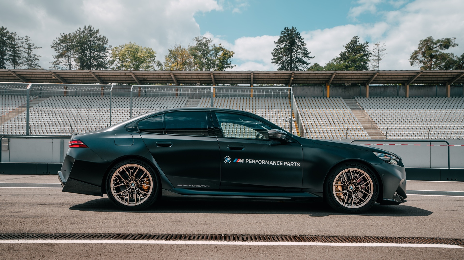 BMW M5 G90 with light alloy wheels 1075 M