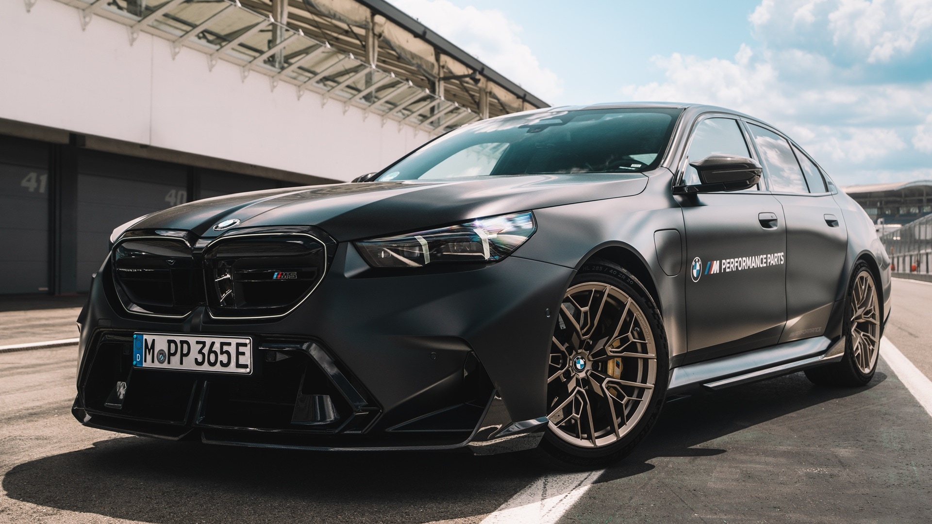 BMW M5 G90 with ligh alloy wheels 1075 M