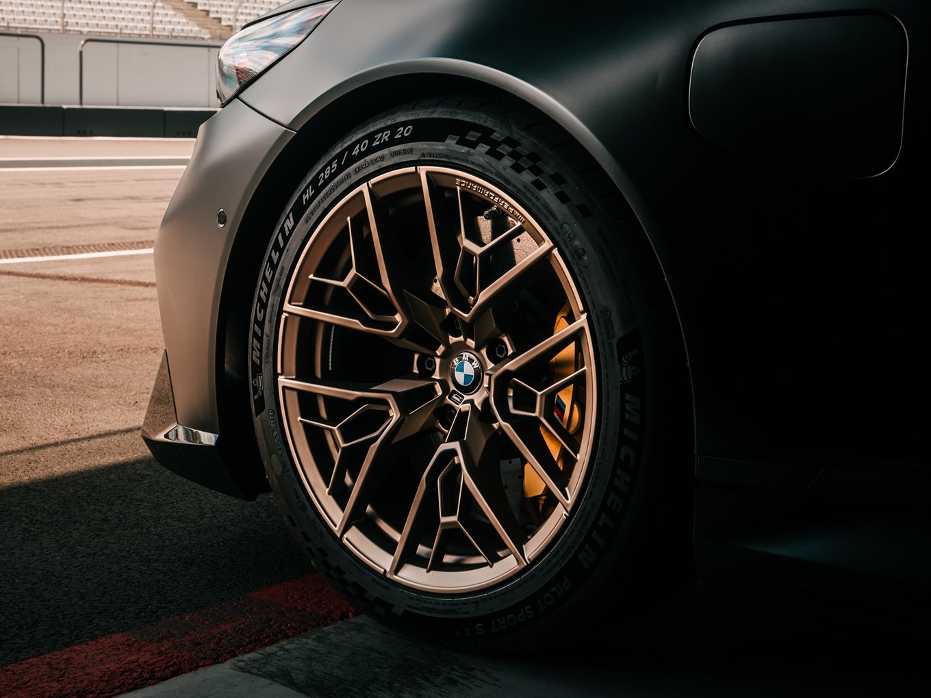 20-inch 1075 M style light alloy wheel in Gold Bronze at the front axle of a BMW M5 G90.