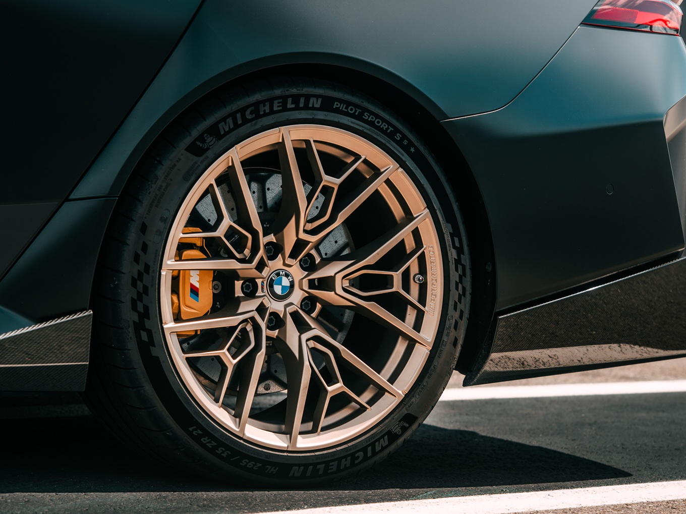 21-inch 1075 M style light alloy wheel in Gold Bronze at the rear axle of a BMW M5 G90.