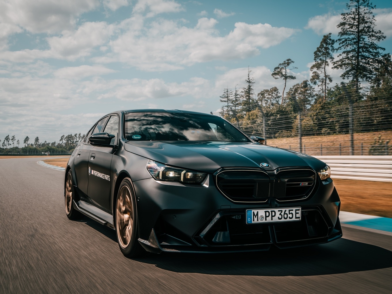 BMW M5 G90 with light alloy wheels 1075 M.