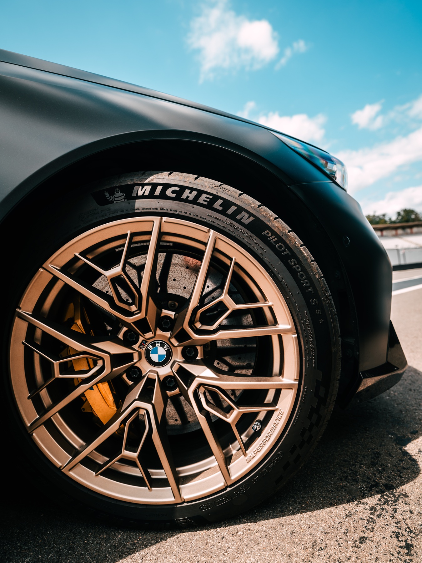 20-inch 1075 M style light alloy wheel in Gold Bronze at the front axle of a BMW M5 G90.