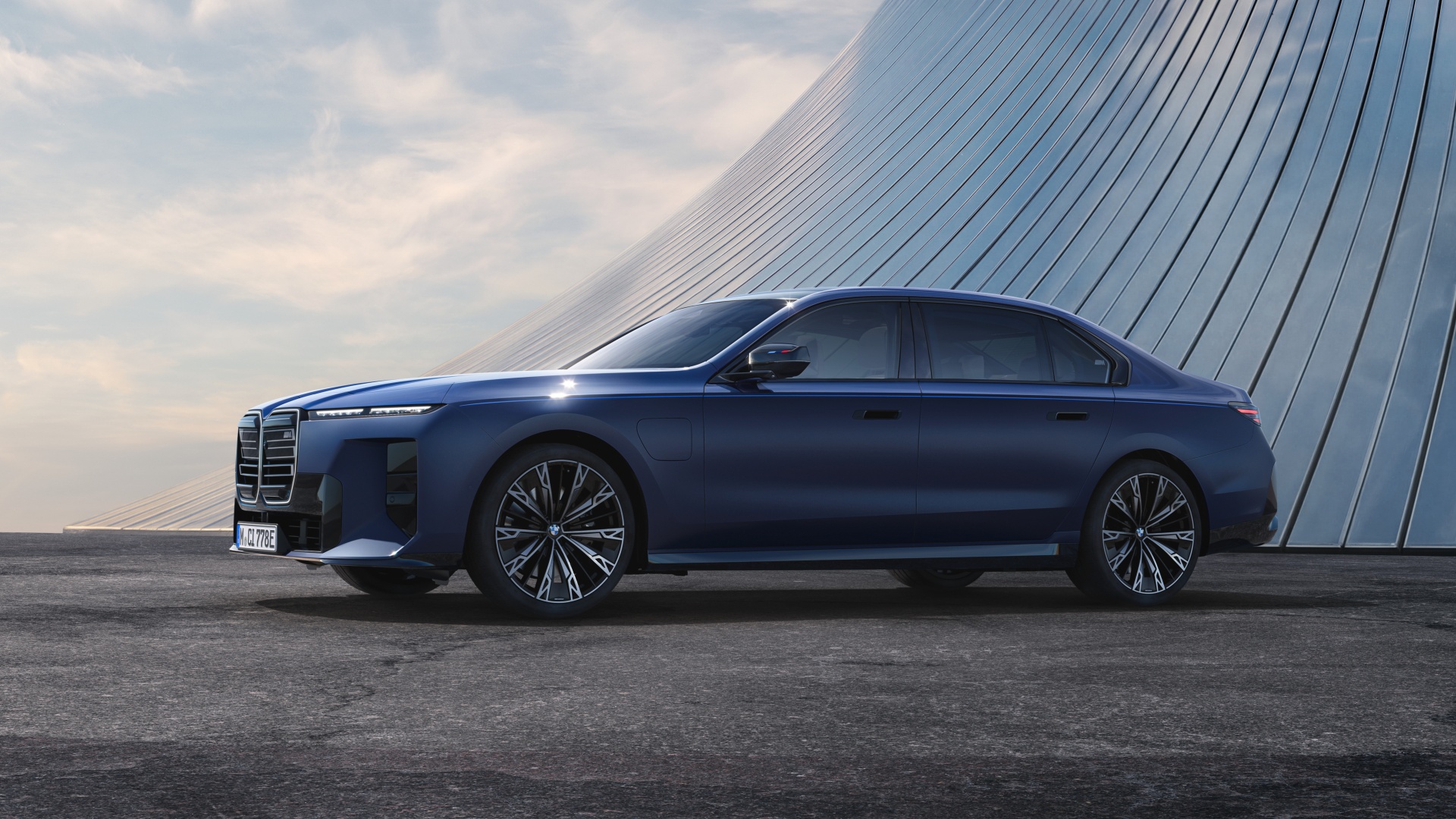 BMW M760e xDrive mit BMW Individual Dual-Finish Lackierung
