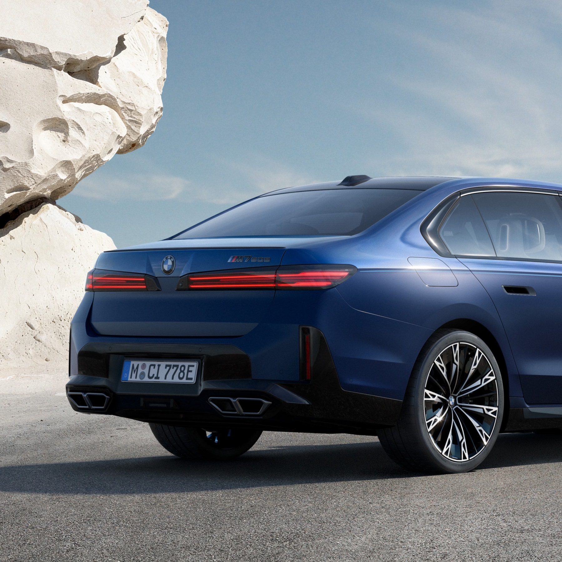 BMW M760e xDrive mit BMW Individual Dual-Finish Lackierung
