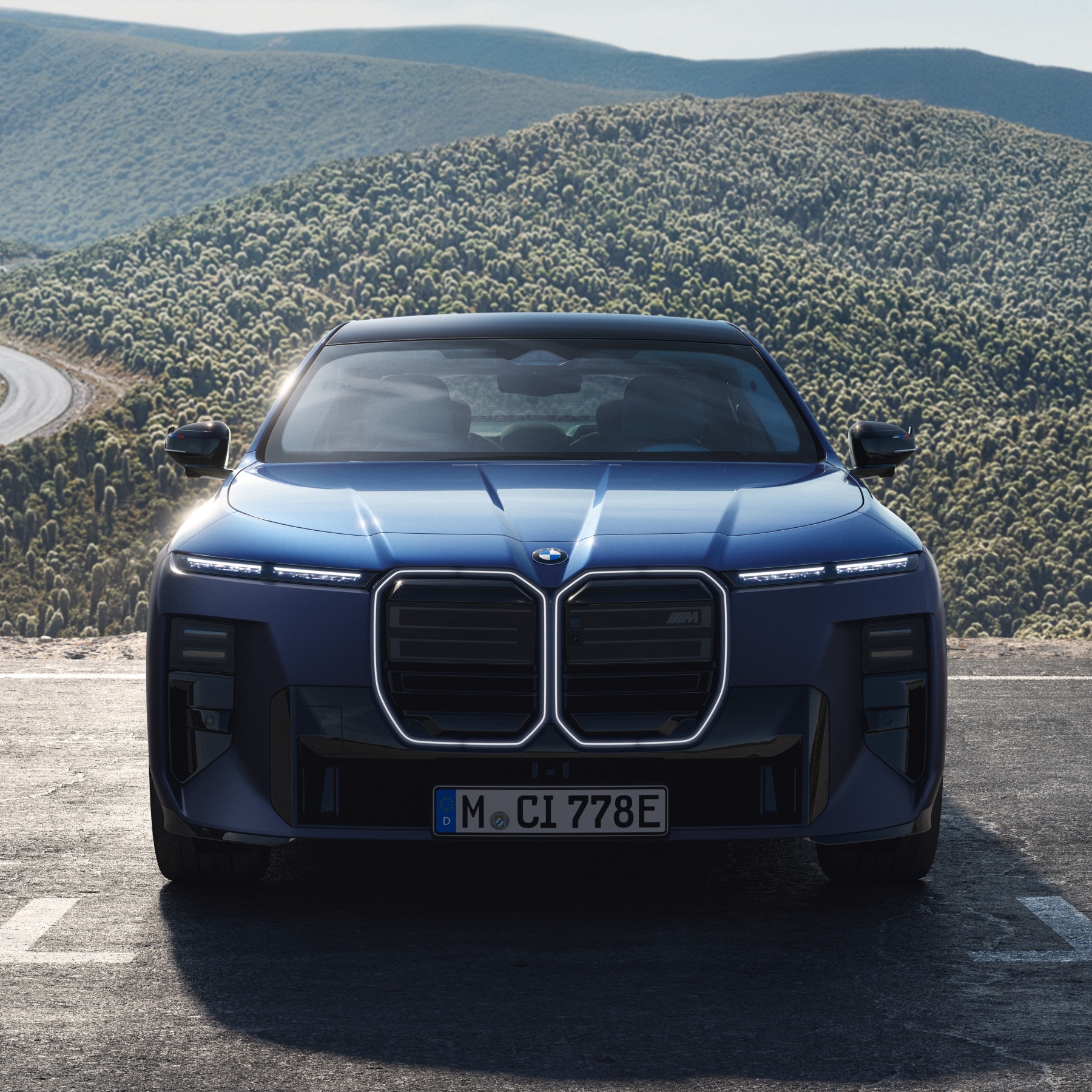 BMW M760e xDrive mit BMW Individual Dual-Finish Lackierung