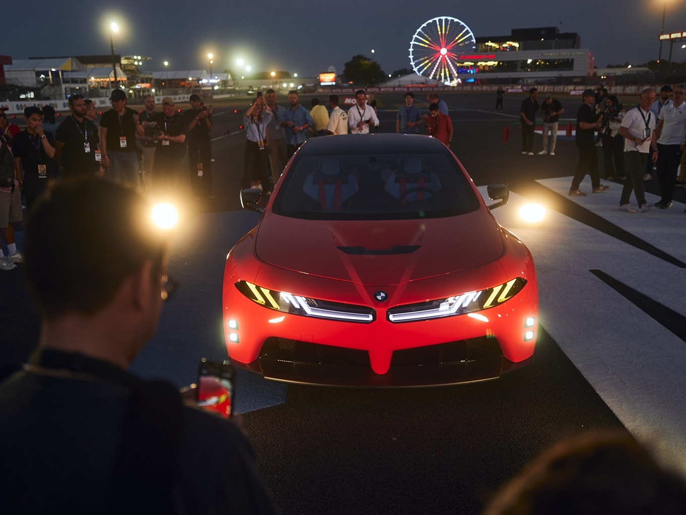Das BMW M Concept Neue Klasse während der Weltpremiere auf der Rennstrecke von Le Mans. 