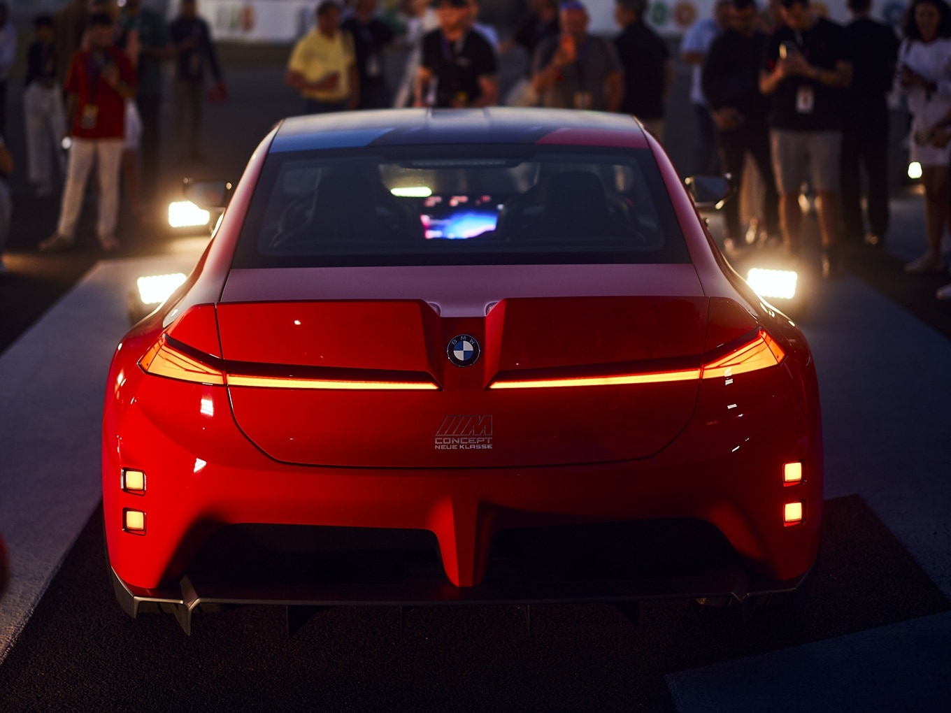 Das BMW M Concept Neue Klasse während der Weltpremiere auf der Rennstrecke von Le Mans. 