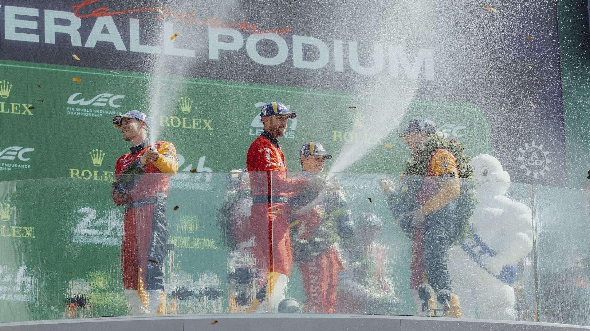 Robin Frijns, René Rast und Sheldon van der Linde auf dem Siegerpodium in Le Mans 2026