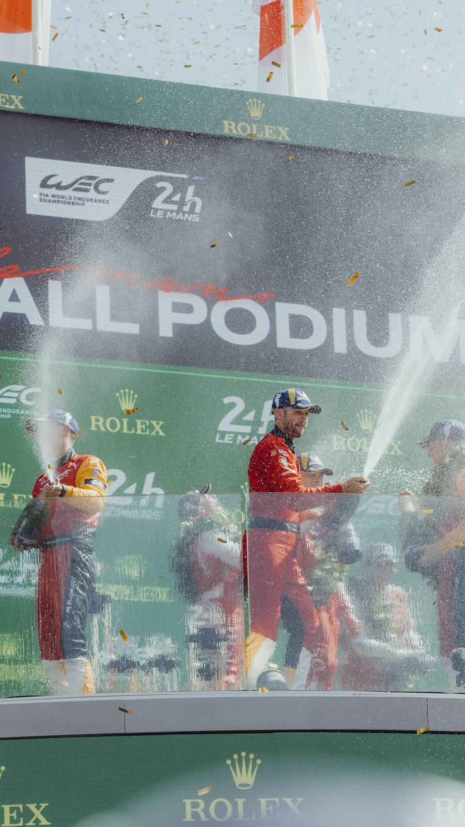 Robin Frijns, René Rast und Sheldon van der Linde auf dem Siegerpodium in Le Mans 2026