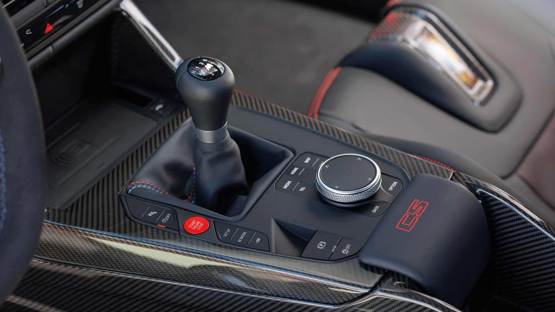 Centre console with gerabox of the BMW M3 CS Handschalter. 