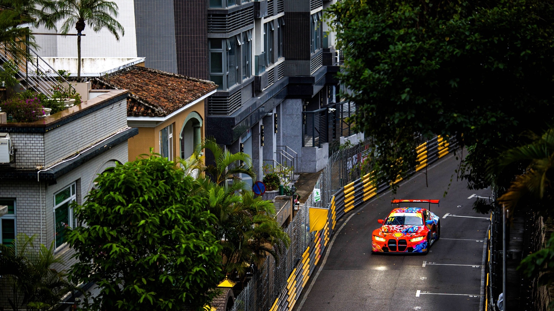 BMW M4 GT3 in einer Straße von Macau.