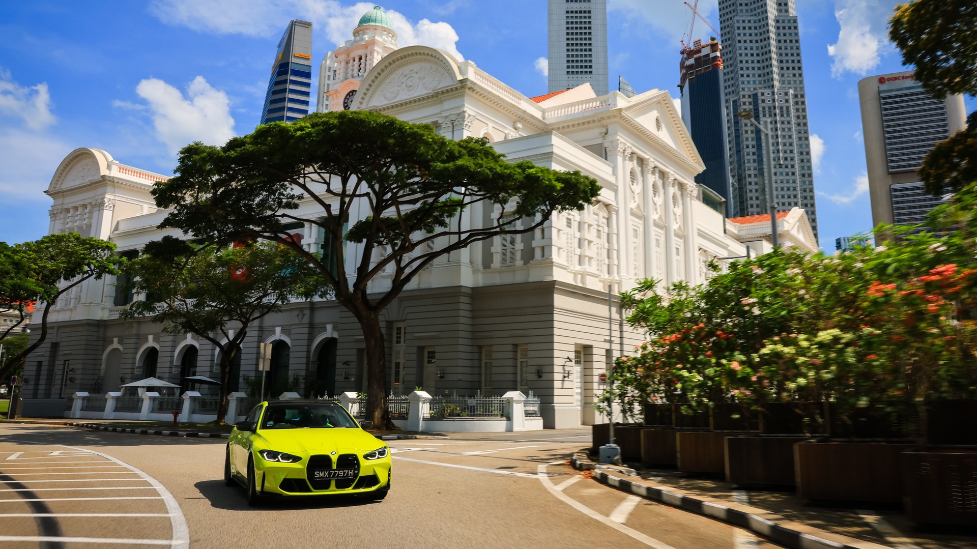 BMW M4 Competition G82 vor der Victoria Theatre and Concert Hall im Zentrum von Singapur.