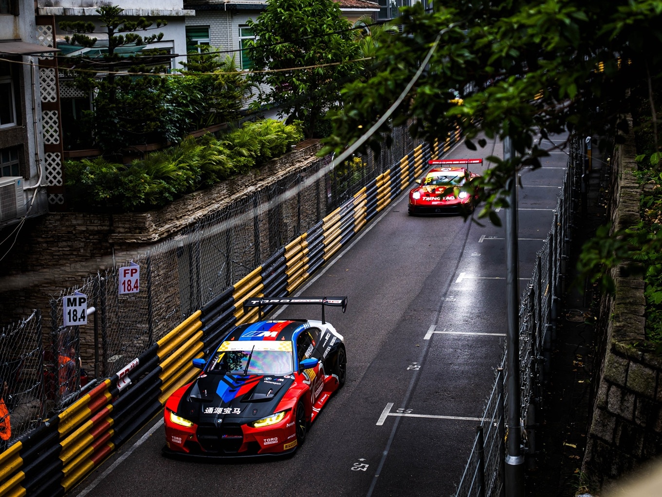 Der #1 BMW M4 GT3 beim Rennen in den Straßen von Macau 2024.