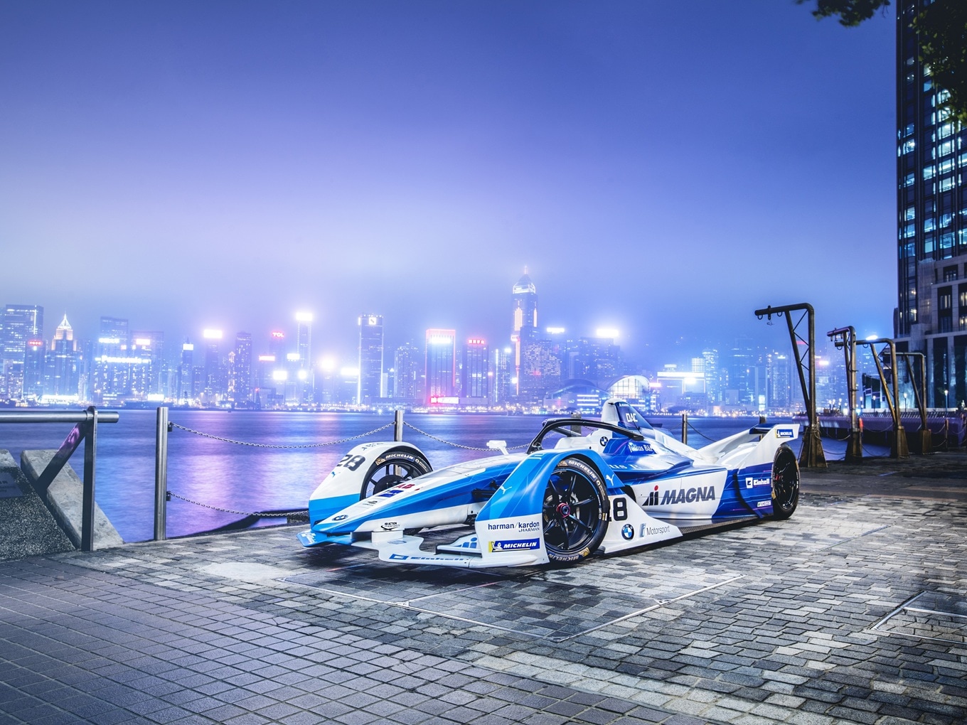 Der BMW iFE.18 am Victoria Harbour in Kowloon, Hongkong.